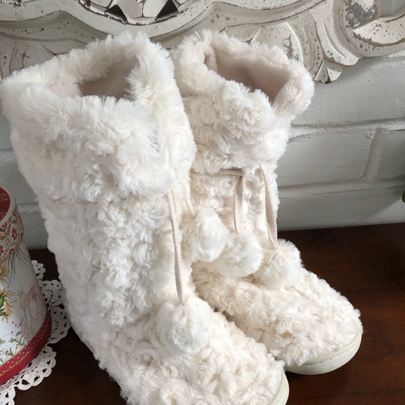 FUZZY BOOTY SLIPPERS - Picture 9 of 13